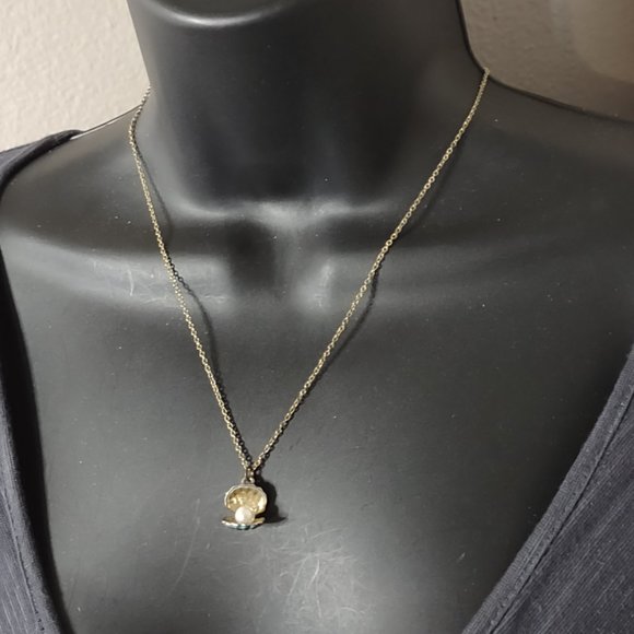 Clam Shell With Faux Pearl Pendant Necklace Adjustable 18 To 20 Inches Long - Picture 12 of 12